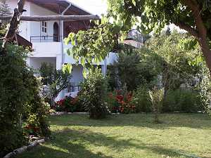 Ceneviz Hotel Adrasan, gepflegter Garten